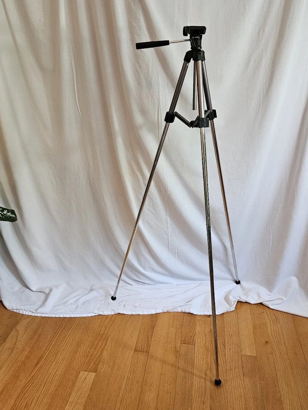 Vanguard New Tourist 5 Camera Tripod With Case -- Compact Photo & Video Stand